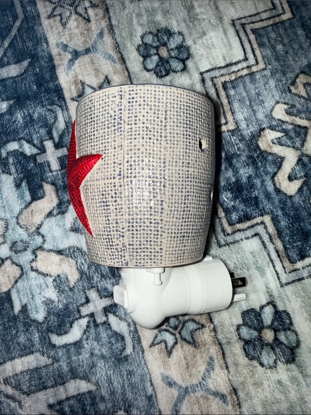EUC- Scentsy Red Star Ceramic Plug-In Wall Warmer